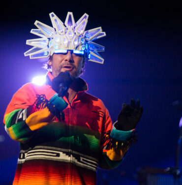 Celebra 25 años de 'Traveling Without Moving' de Jamiroquai