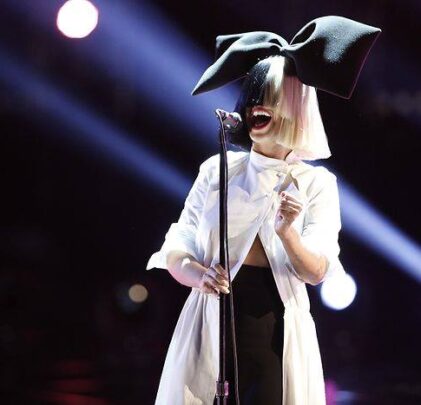 Sia lanza un nuevo tema navideño