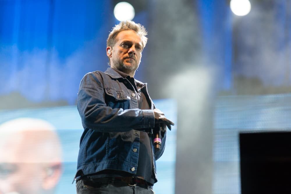 Los Fabulosos Cadillacs y sus amigos tocando para vos