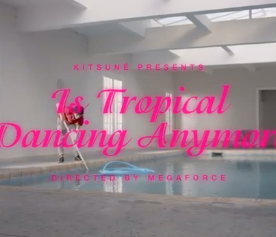 Fantasías de un adolescente en el video de Is Tropical