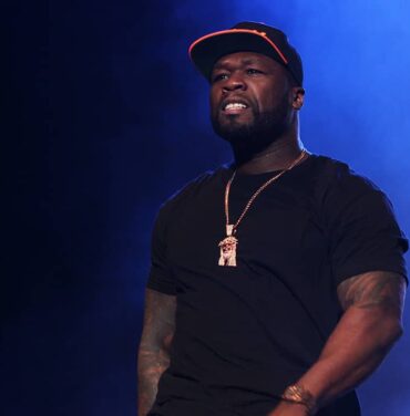 50 Cent golpea cabeza de fan con un micrófono