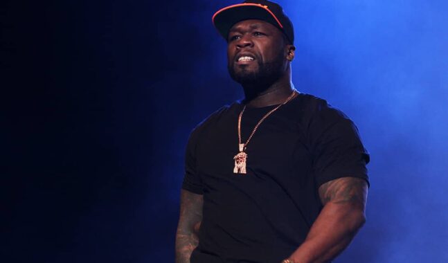 50 Cent golpea cabeza de fan con un micrófono