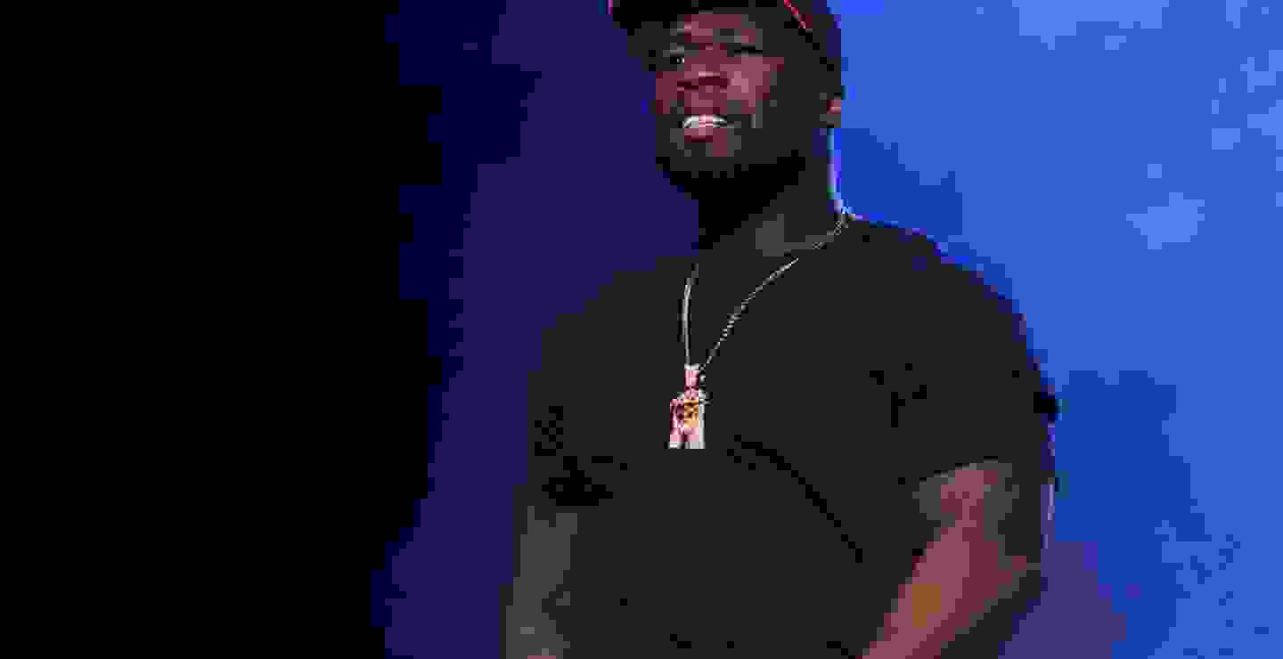 50 Cent golpea cabeza de fan con un micrófono