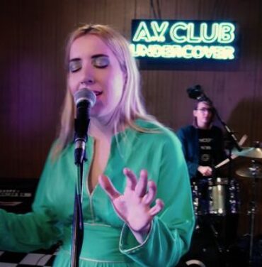 Austra vuelve a los 80 con este cover