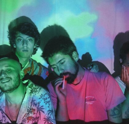 El giro relajado, moderno y juvenil de Surfeadores Rosa