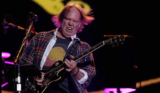 Neil Young estrenó tema en vivo