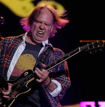 Neil Young estrenó tema en vivo