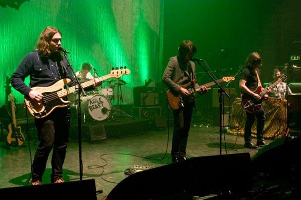 Arctic Monkeys presenta tema en vivo