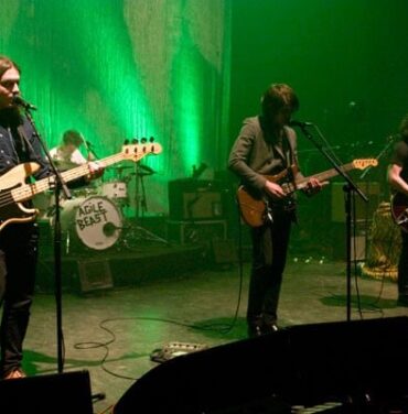 Arctic Monkeys presenta tema en vivo