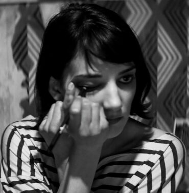 Una chica regresa a casa sola de noche