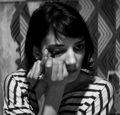 Una chica regresa a casa sola de noche