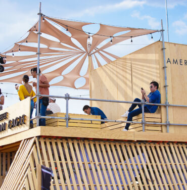 American Eagle llenó de color a Akamba