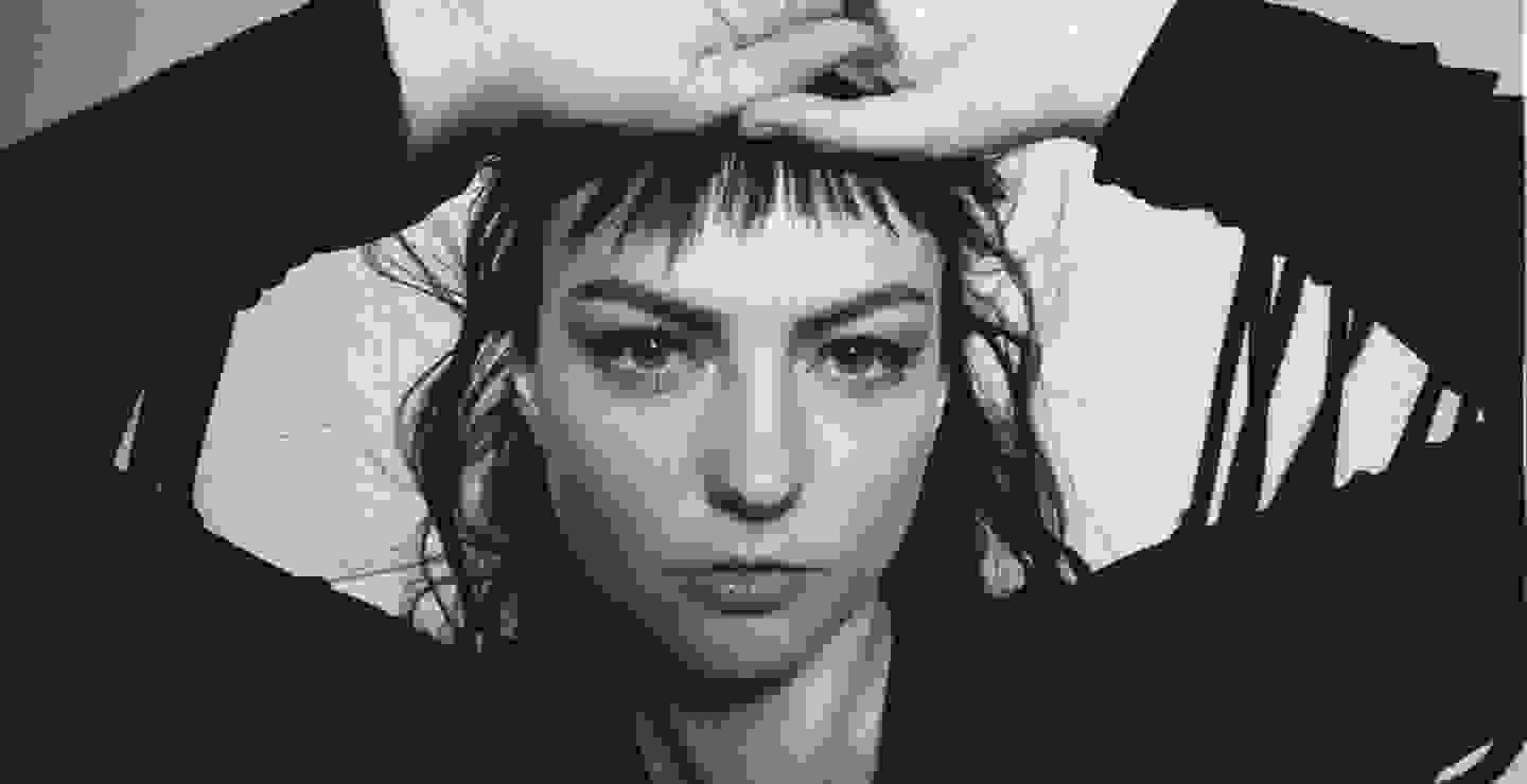 Angel Olsen y Emile Mosseri comparten cover a “Mr. Lonely”