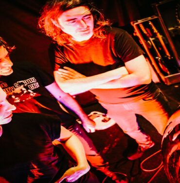 A Place To Bury Strangers comparte “Don’t Turn The Radio”