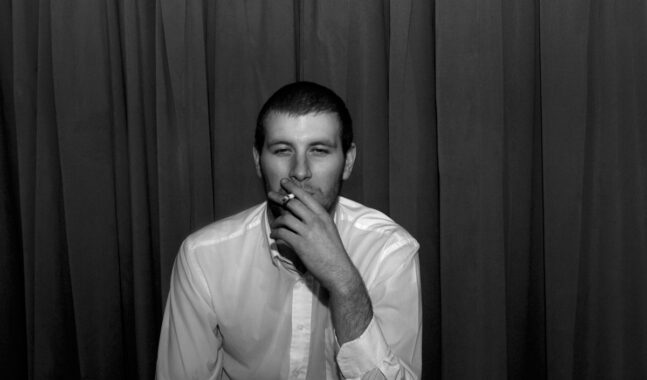 La historia detrás de la polémica portada de cigarrillo de Arctic Monkeys