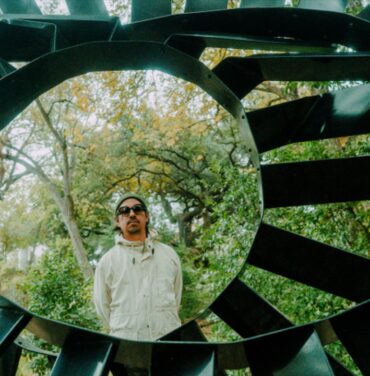 Ed Maverick se une a Adrian Quesada en “Afuera”