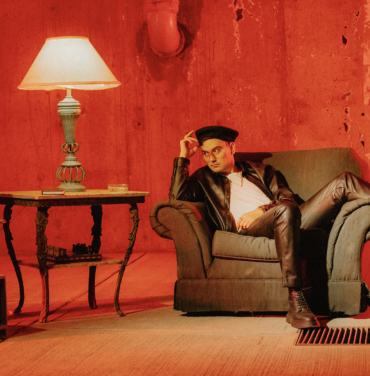 PREMIERE: Akros Sinclair comparte video para “Cuando te duermas”