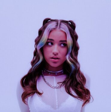 Alaina Castillo comparte el video de “pocket locket”