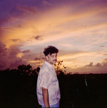 Alex Ferreira te invita a su primer fecha presencial