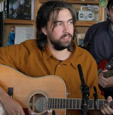 Mira la sesión Tiny Desk de Alex G.