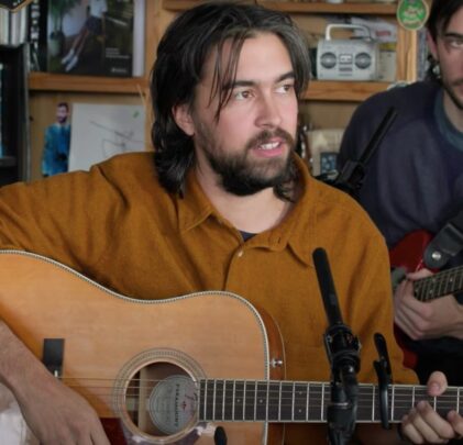 Mira la sesión Tiny Desk de Alex G.
