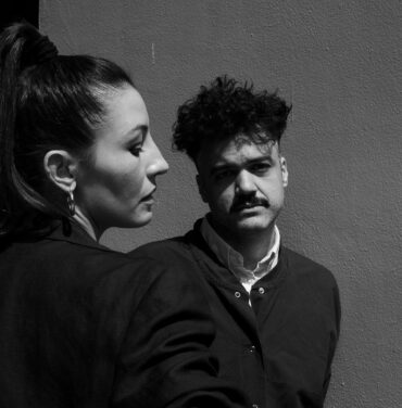 Alex Ferreira y Daniela Spalla estrenan versión acústica de “Lo Tuyo No Tiene Madre”