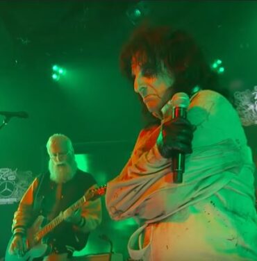 Alice Cooper y Foo Fighters interpretan dos temas