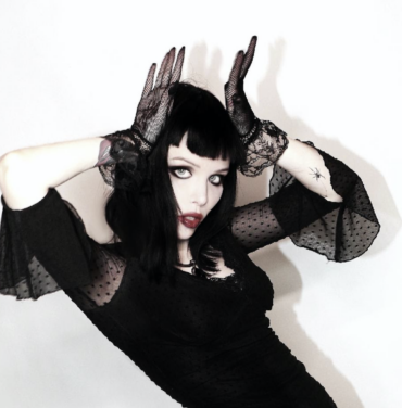 Alice Glass está de estreno con “SUFFER AND SWALLOW”