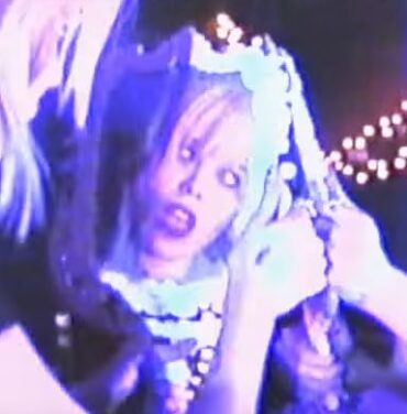 Alice Glass comparte el clip de 