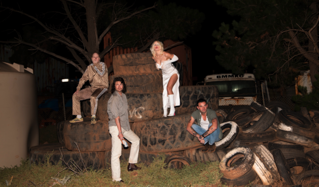 Amyl & The Sniffers regresa con “U Should Not Be Doing That”