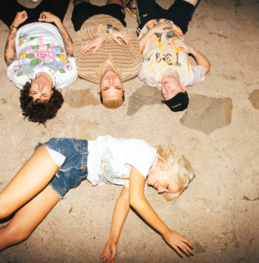 Amyl & The Sniffers anuncia álbum y estrena “Chewing Gum”