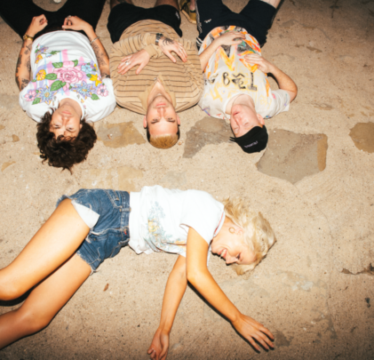 Amyl & The Sniffers anuncia álbum y estrena “Chewing Gum”
