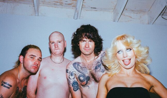 “Jerkin'”, el nuevo single de Amyl and The Sniffers