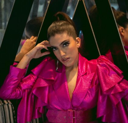 PREMIERE: Ana Rizo estrena el video para “Déjate Llevar”