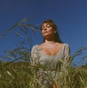 Angel Olsen comparte “Wonder Now” y “Farfisa Song”