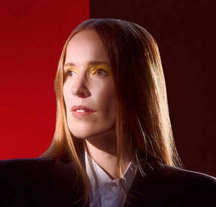 Anna Prior de Metronomy estrena “Tech Não”