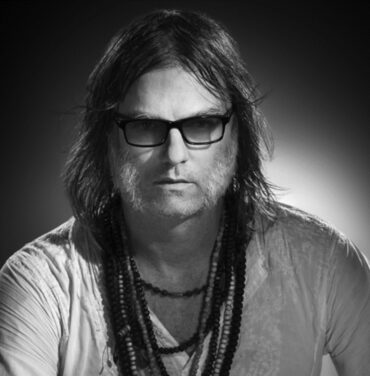 Anton Newcombe imprime sus sonidos en “Do You Believe Her”