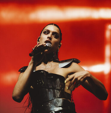 Arca estrena canciones dentro de la compilación Kick