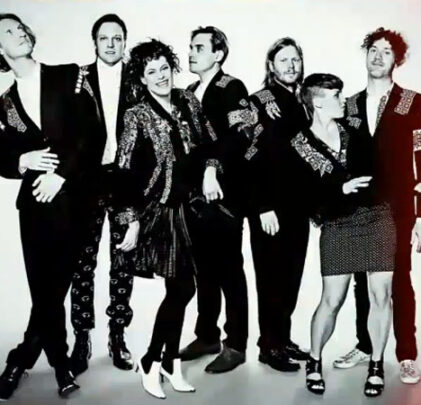 Arcade Fire en el escenario con Jarvis Cocker