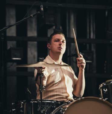Matt Helders planea música en solitario