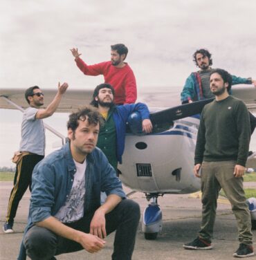 Ya puedes escuchar 'Ases Falsos en el Coliseo' el primer disco en vivo de Ases Falsos