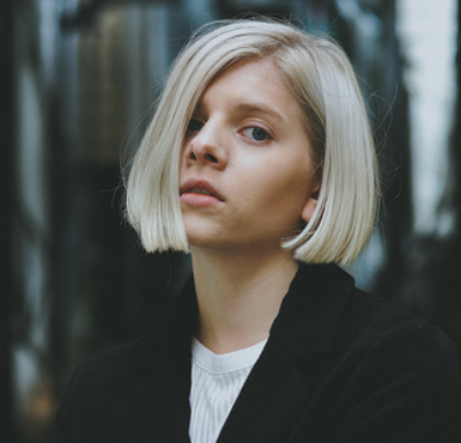 Aurora le hace un cover a Oasis