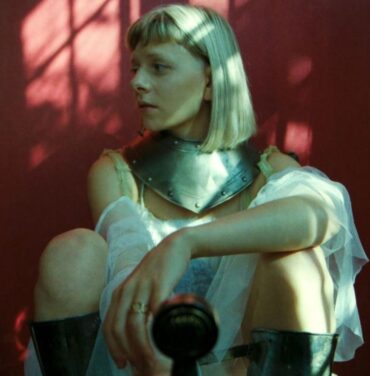 Aurora comparte su nuevo sencillo, “Your Blood”