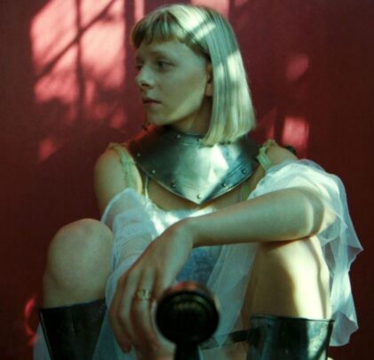 Aurora comparte su nuevo sencillo, “Your Blood”