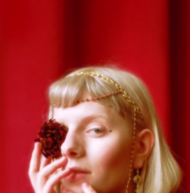 Aurora comparte “Heathens”