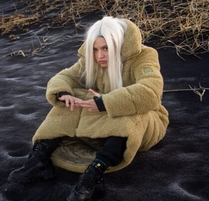 Baby Volcano introspecciona la nostalgia con “Olor a fogata”