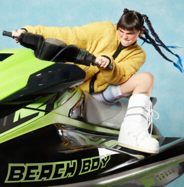 BENEE comparte su nuevo track, “Beach Boy”