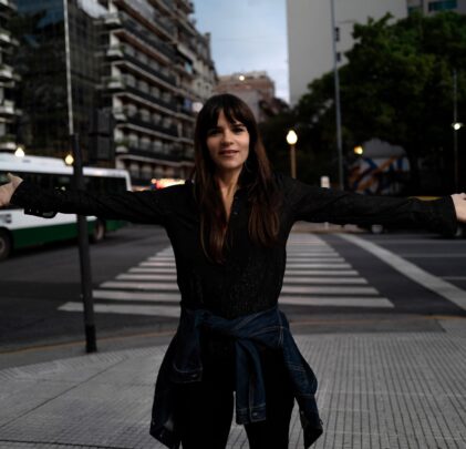 Barbarita Palacios le canta a la liberación femenina en “Cumbia Piba”