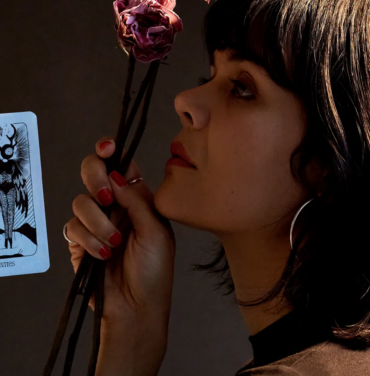 Bat for Lashes lanza mazo de tarot personalizado