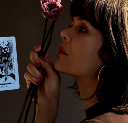 Bat for Lashes lanza mazo de tarot personalizado